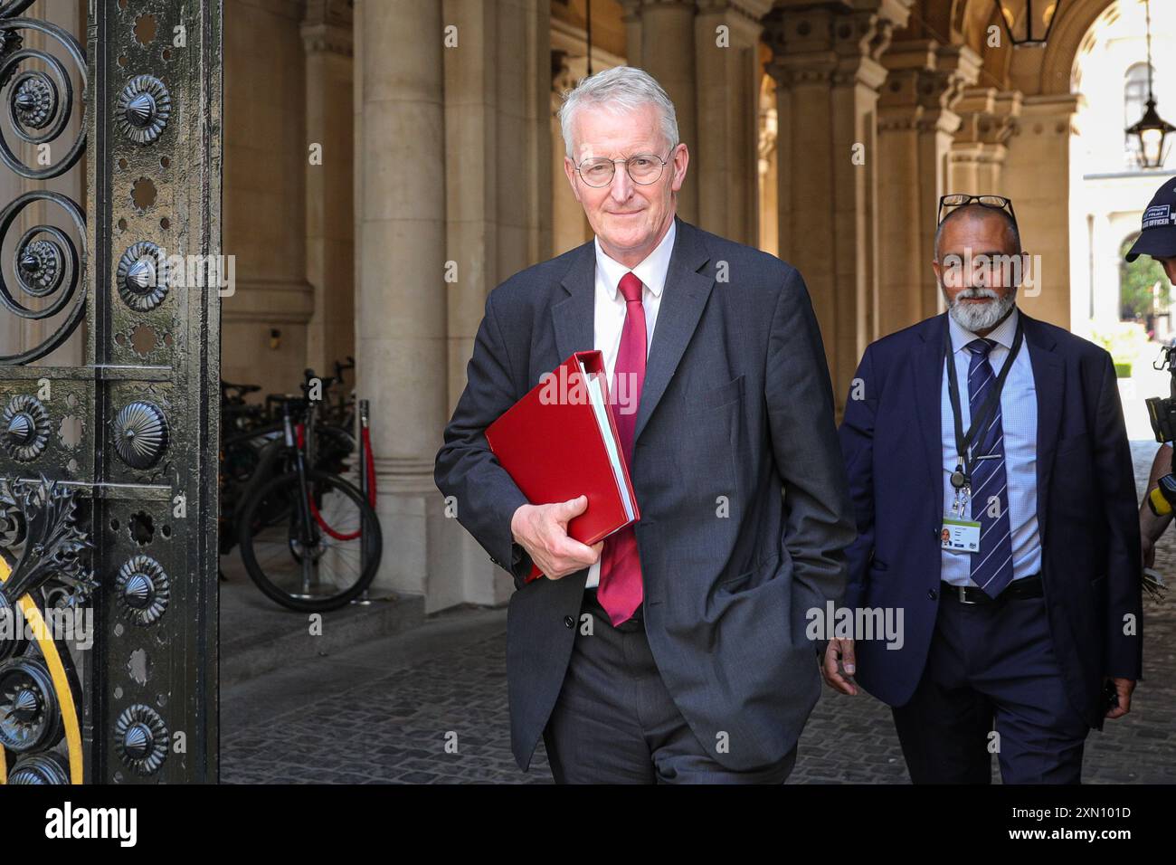 Londra, Regno Unito. 29 luglio 2024. Hilary Benn, Segretario dell'Irlanda del Nord, deputato Leeds South. Diversi ministri del governo tornano a Downing Street dal Parlamento. In precedenza, Angela Rayner ha rivelato il suo piano abitativo in una dichiarazione in Parlamento. Crediti: Imageplotter/Alamy Live News Foto Stock