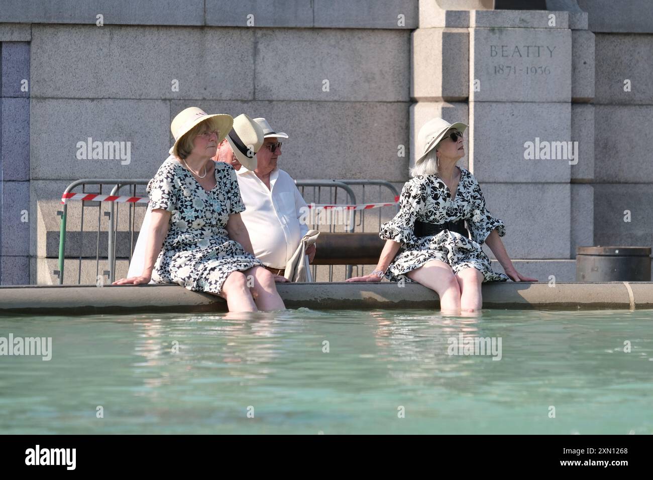 Londra, Regno Unito, 30 luglio 2024. I visitatori di Trafalgar Square si rinfrescano accanto alle fontane, poiché il Met Office registra 32 gradi celsius a Heathrow e ai Kew Gardens, rendendolo il giorno più caldo dell'anno finora. Credito: Fotografia dell'undicesima ora/Alamy Live News Foto Stock