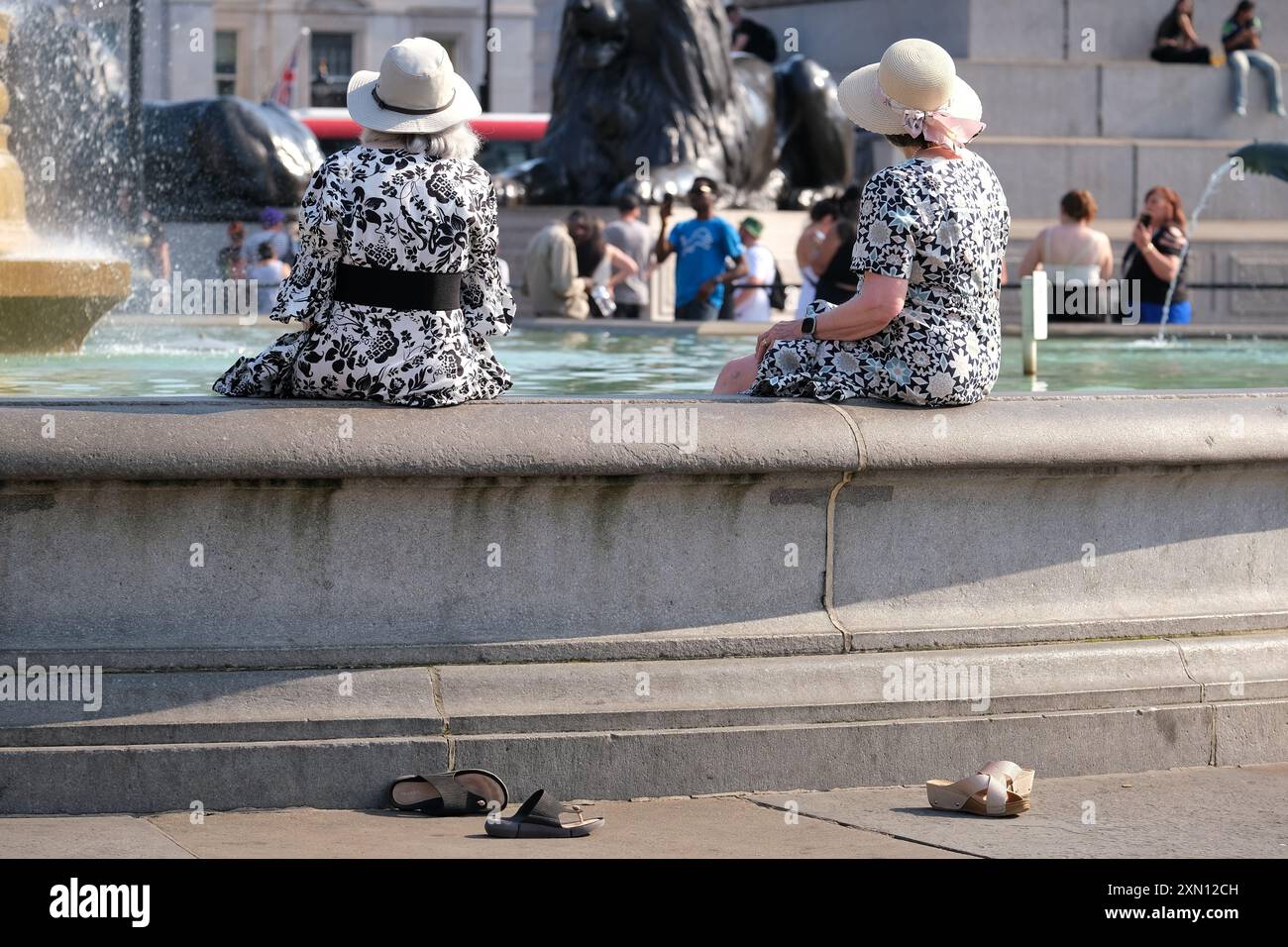 Londra, Regno Unito, 30 luglio 2024. I visitatori di Trafalgar Square si rinfrescano accanto alle fontane, poiché il Met Office registra 32 gradi celsius a Heathrow e ai Kew Gardens, rendendolo il giorno più caldo dell'anno finora. Credito: Fotografia dell'undicesima ora/Alamy Live News Foto Stock