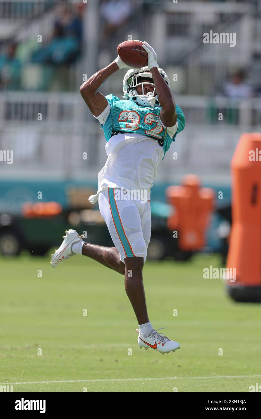Miami Gardens, Florida USA; la sicurezza dei Miami Dolphins Patrick McMorris (32) riceve un pass durante il training camp martedì 30 luglio 2024, al Baptist Health T. Foto Stock