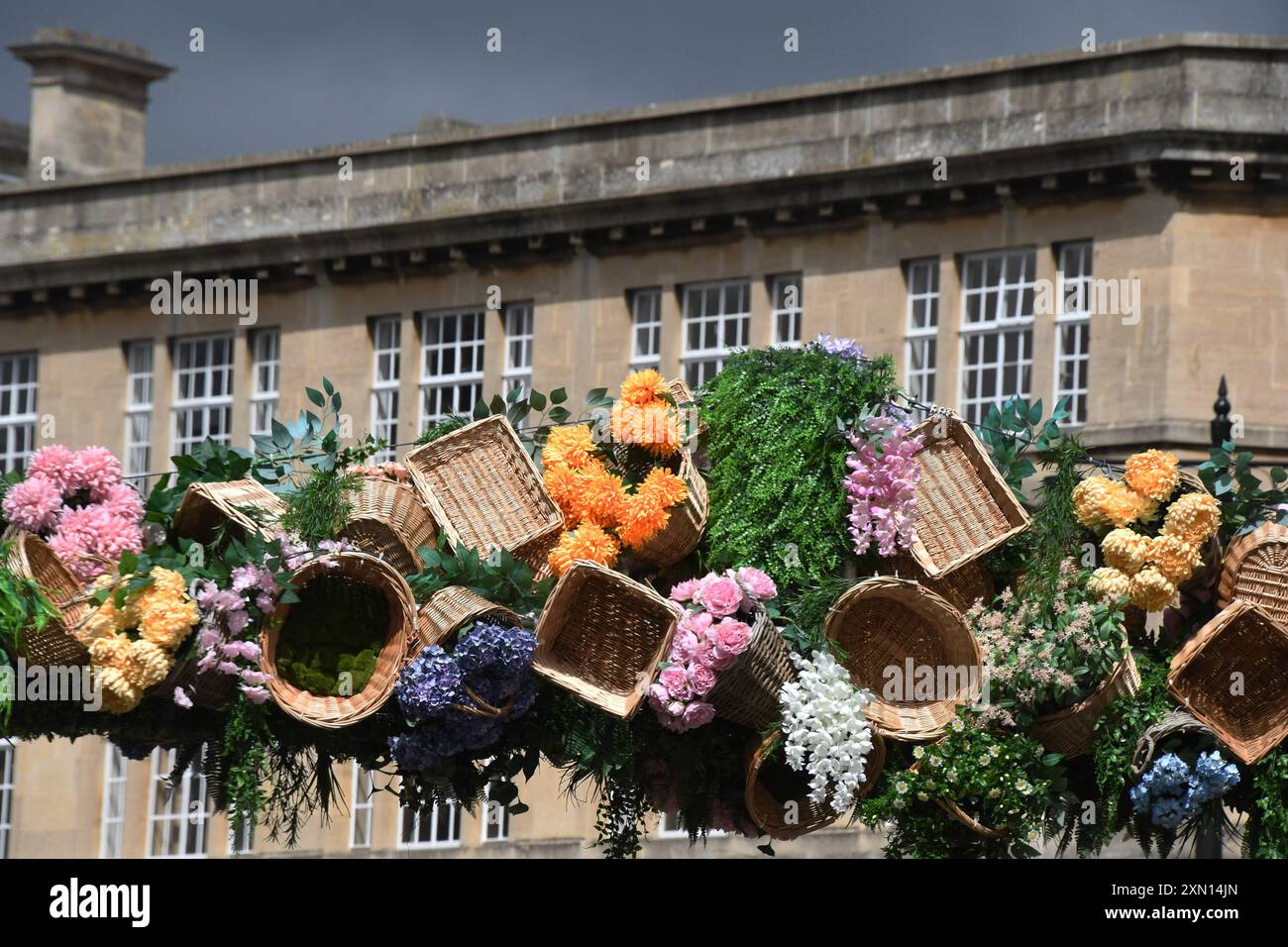 Primo piano dell'arco di cesti di vimini nel centro commerciale Southgate a Bath in una luminosa giornata estiva. Somerset. Foto Stock