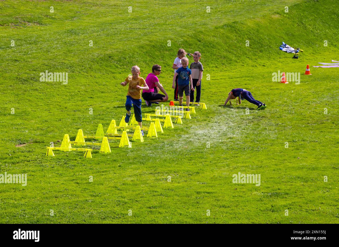 Mosca, Russia - 12 maggio 2023: Un gruppo di bambini allo stadio che fa educazione fisica Foto Stock