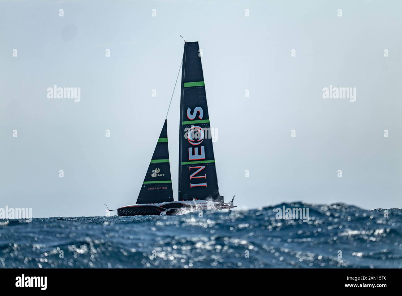 INEOS Britannia (GBR) barca 3 (classe AC75) prova di barca nel Mar Mediterraneo, Barcellona - Spagna. ©Paul Todd/OUTSIDEIMAGES. COM OUTSIDE IMAGES PHOT (IMMAGINI ESTERNE) Foto Stock