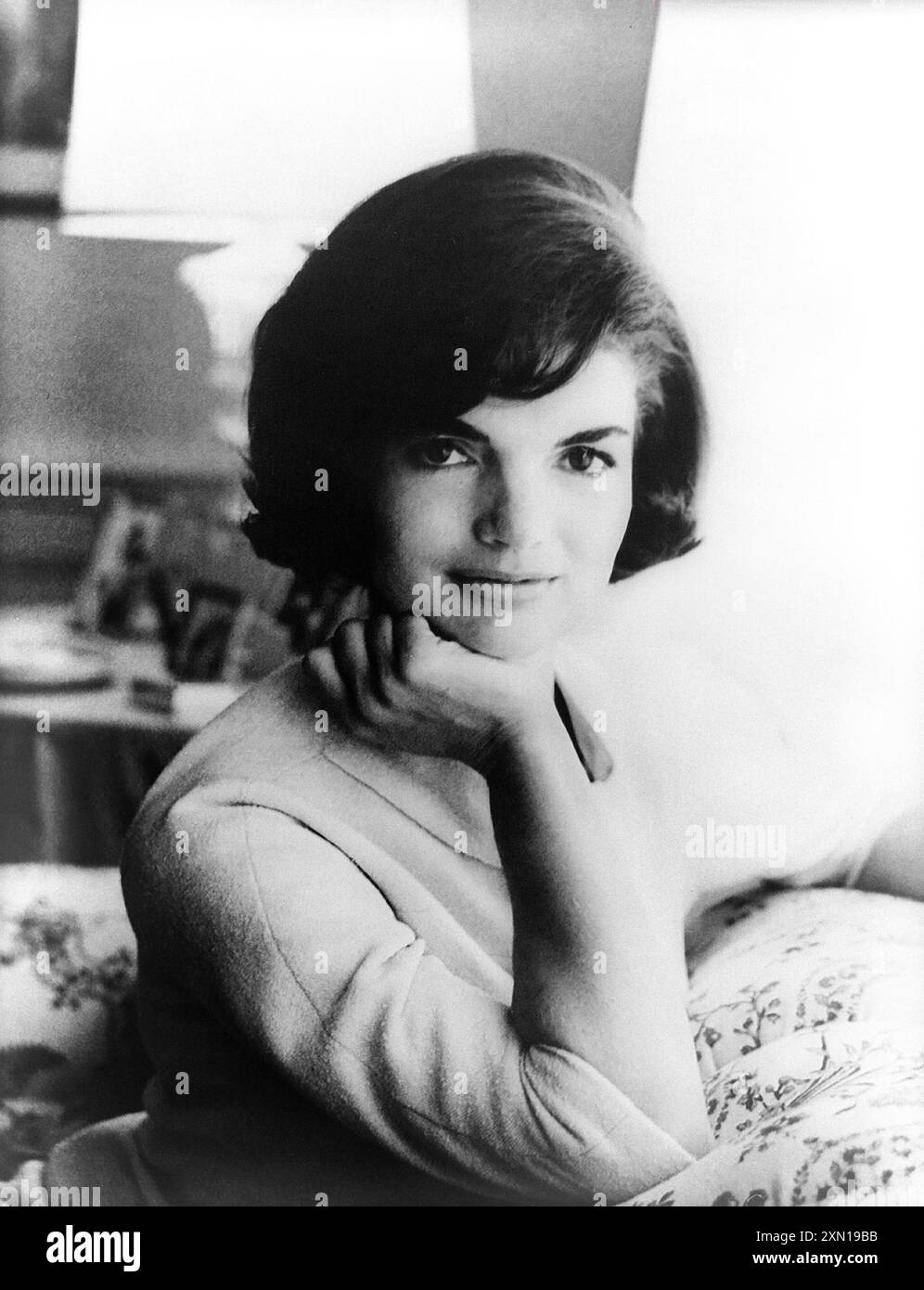 U.S. First Lady Jacqueline Kennedy, primo ritratto ufficiale della Casa Bianca, ritratto seduto a mezza lunghezza, Washington, D.C., USA, Mark Shaw, 1961 anni Foto Stock