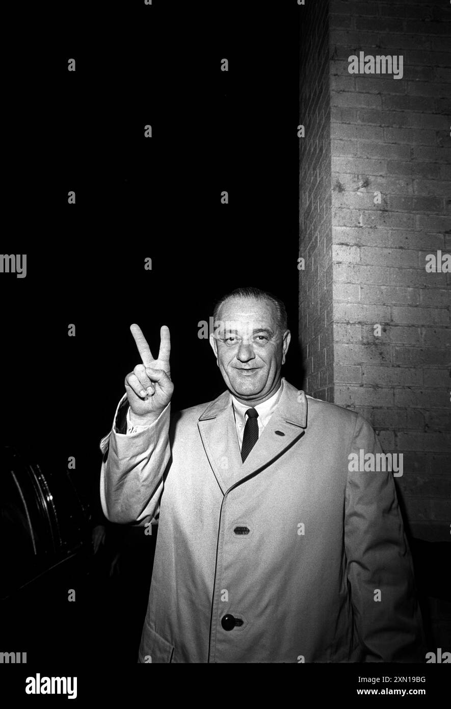 Il presidente degli Stati Uniti Lyndon Johnson dà il segno della vittoria la sera delle elezioni, Driskill Hotel, Austin, Texas, USA, Cecil Stoughton, 3 novembre 1964 Foto Stock