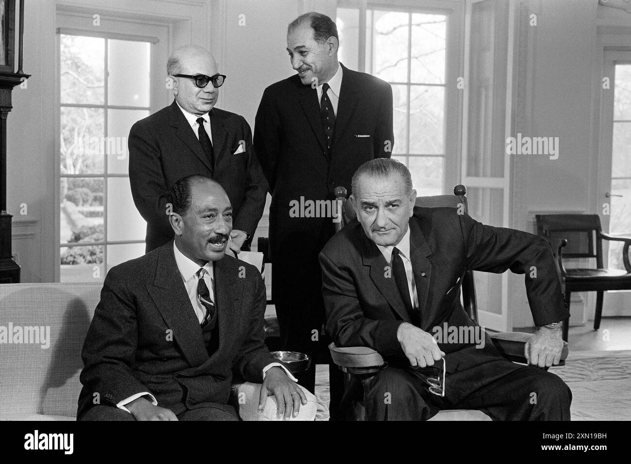 Presidente degli Stati Uniti Lyndon B. Johnson, seduto con Anwar Sadat, Presidente dell'Assemblea Nazionale d'Egitto, Washington, D.C., USA, Marion K. Trikosko, U.S. News & World Report Magazine Photography Collection, 2 febbraio 1966 Foto Stock