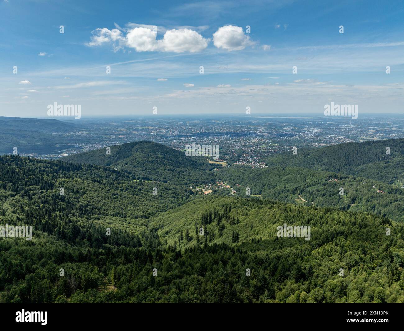Panorama delle montagne estive di Beskid. Splendida veduta aerea del drone delle foreste verdi estive nelle montagne Beskid, Bielsko Biala e Magurka Wilkowicka. Foto Stock