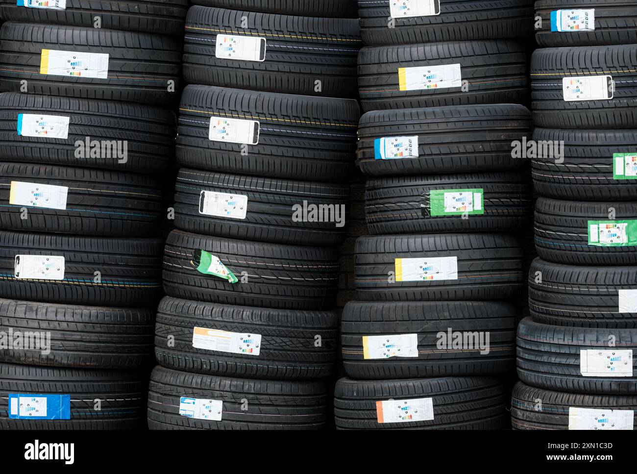 Sfondo di pile di pneumatici per auto (o pneumatici) in Un garage Foto Stock