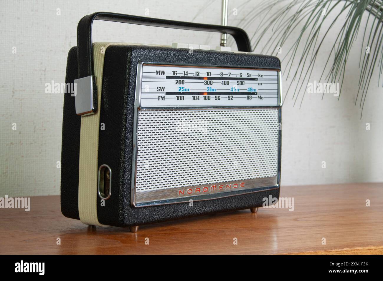 Vista ad angolo della radio portatile Nordmende Transita Deluxe Foto Stock