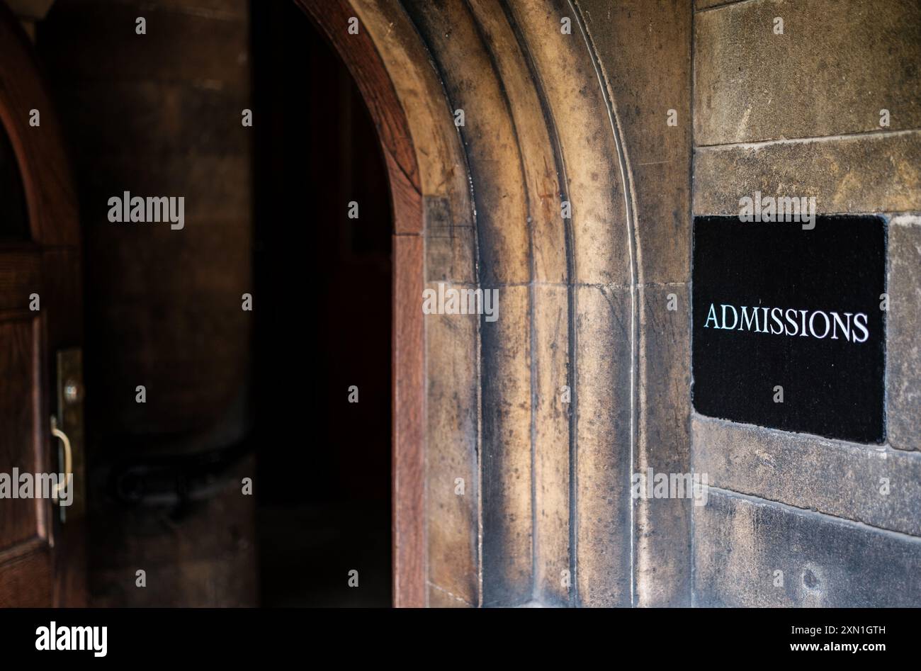Ingresso al dipartimento di ammissione di un'università Elite Foto Stock
