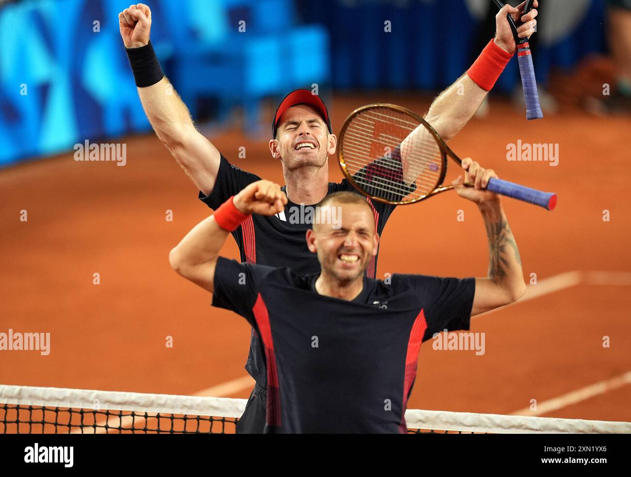 Andy Murray e Dan Evans festeggiano dopo aver vinto il secondo turno maschile contro il belga Joran Vliegen e Sander Gille (non nella foto) al Roland-Garros nella quarta giornata dei Giochi Olimpici di Parigi del 2024 in Francia. Data foto: Martedì 30 luglio 2024. Foto Stock