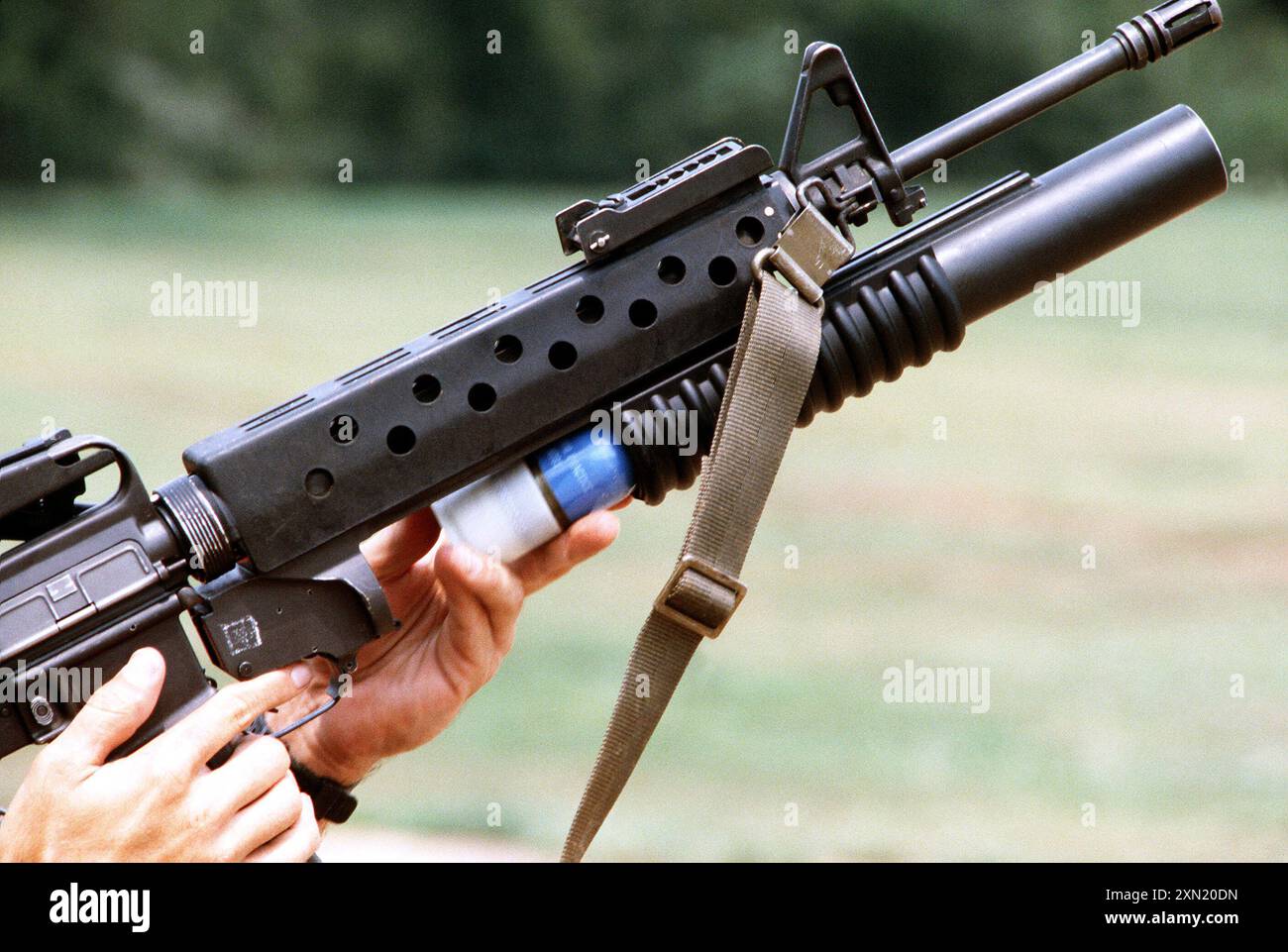 Caricamento di un lanciagranate M203 da 40 mm collegato a un fucile M16A1 con un giro di prova Foto Stock