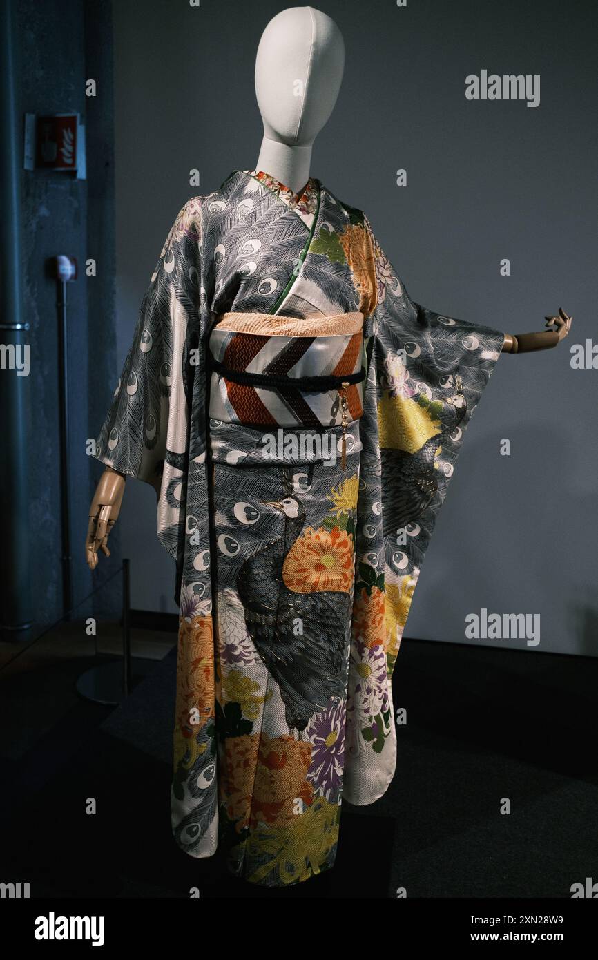 Veduta della mostra "Kimono, un'identità che cambia in un secolo" presso il centro Serania belga di Madrid, 30 luglio 2024 Spagna Foto Stock