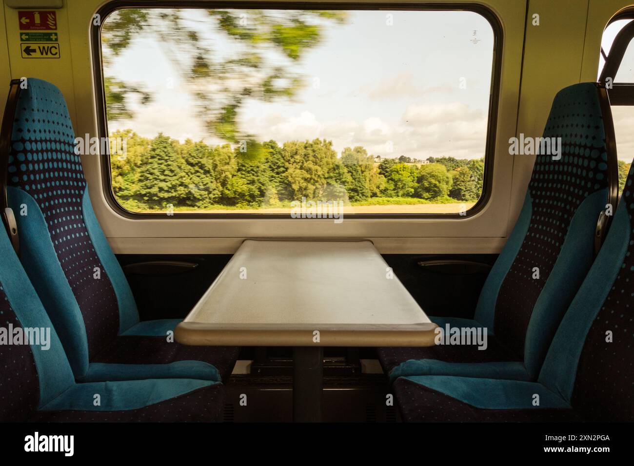 Vista da una finestra su un treno pubblico Foto Stock