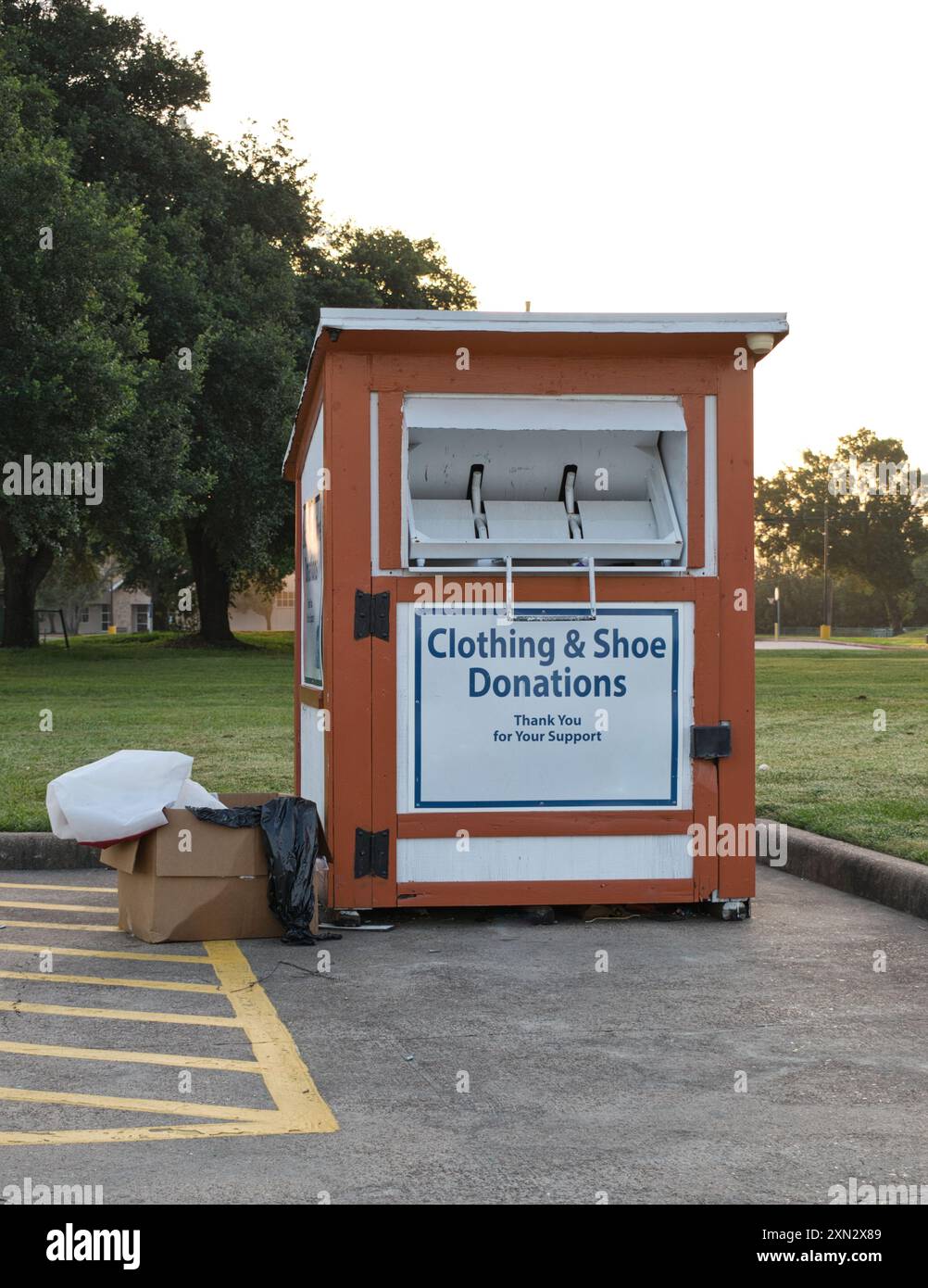 Cestino per la donazione di abbigliamento e scarpe, riciclo riutilizzo, fai una donazione alla comunità. Foto Stock