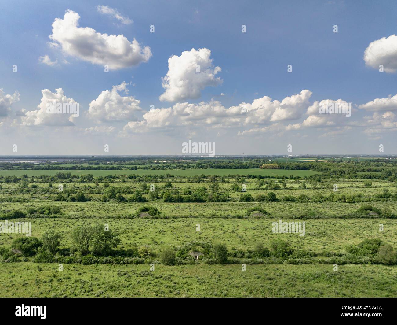 Vista aerea dei bunker di munizioni dell'era della seconda guerra mondiale presso la Midewin National Tallgrass Prairie, Illinois. Il sito era l'ex arsenale militare di Joliet. Foto Stock