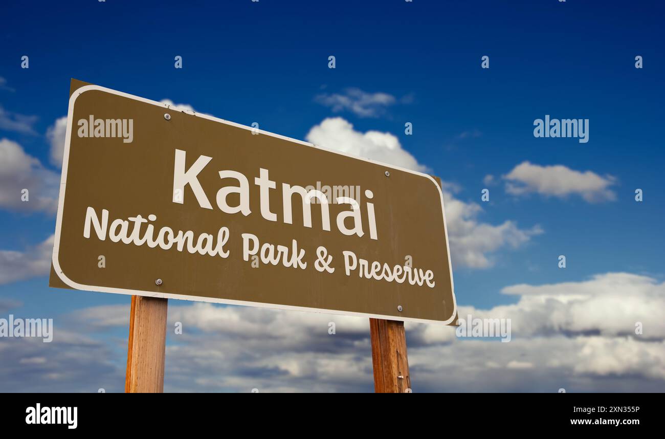 Katmai National Park and Preserve (Alaska) Road Sign Against Blue Sky and Clouds. Foto Stock