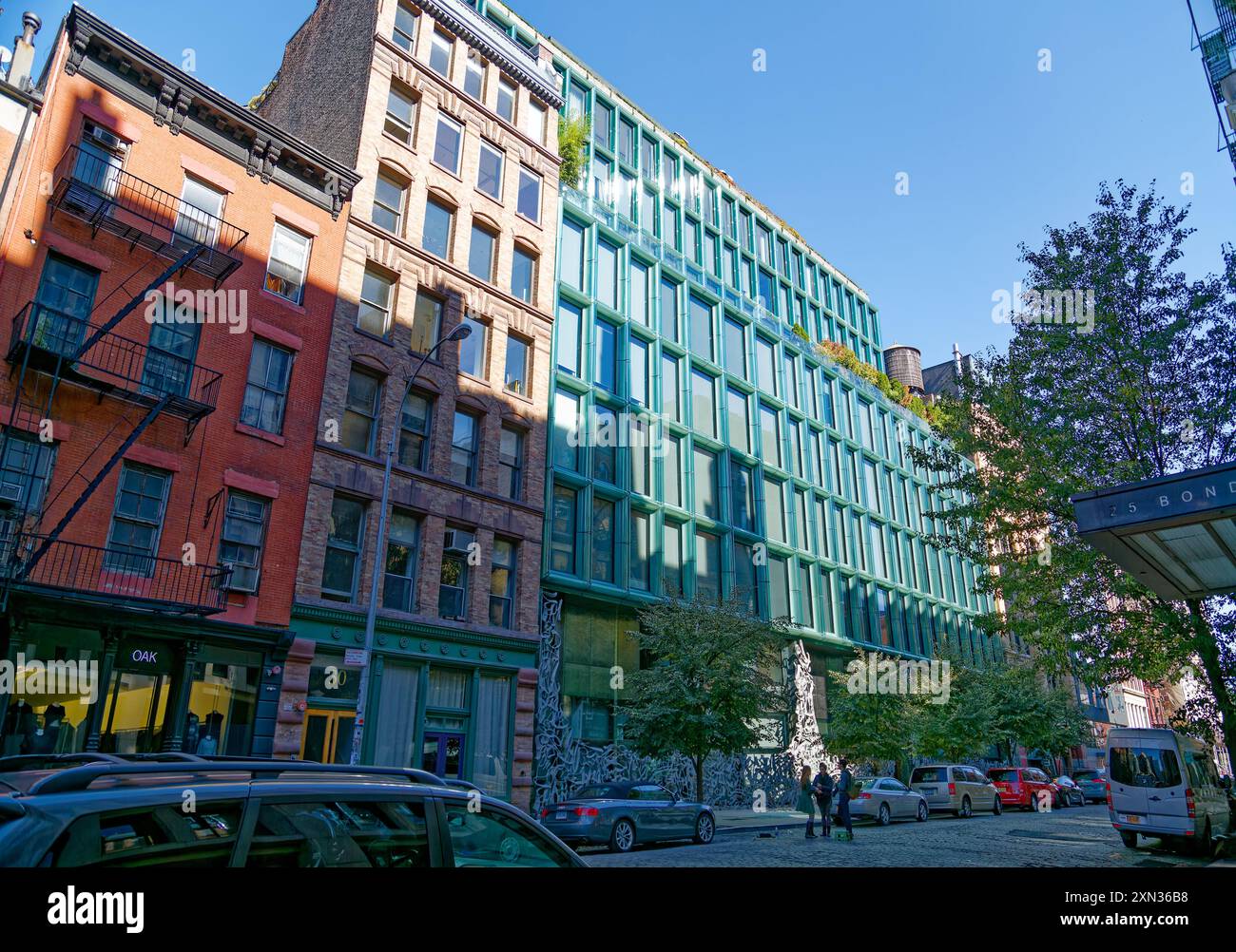 40 Bond Street, un moderno condominio incorporato nel NoHo Historic District Extension. Una scultura in alluminio scherma la facciata in vetro blu-verde. Foto Stock