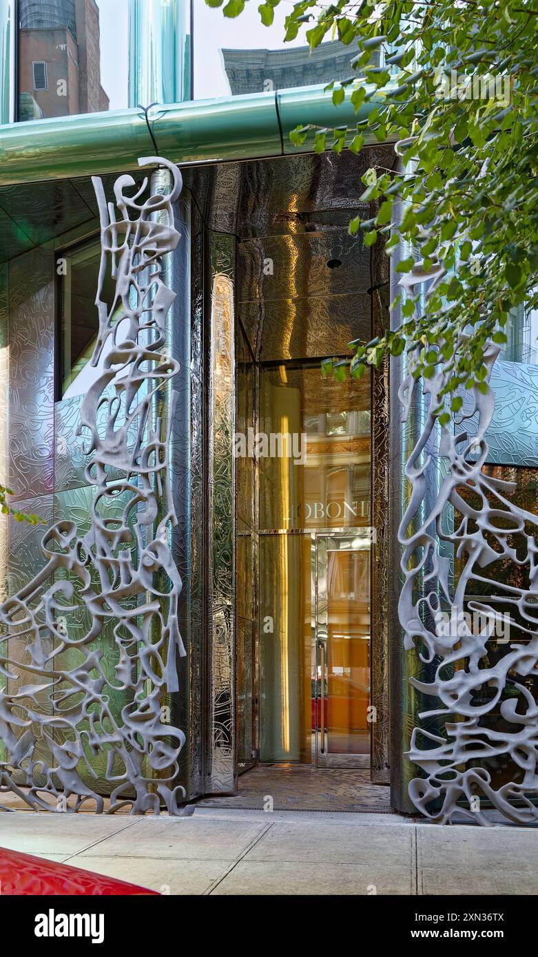 40 Bond Street, un moderno condominio incorporato nel NoHo Historic District Extension. Una scultura in alluminio scherma la facciata in vetro blu-verde. Foto Stock