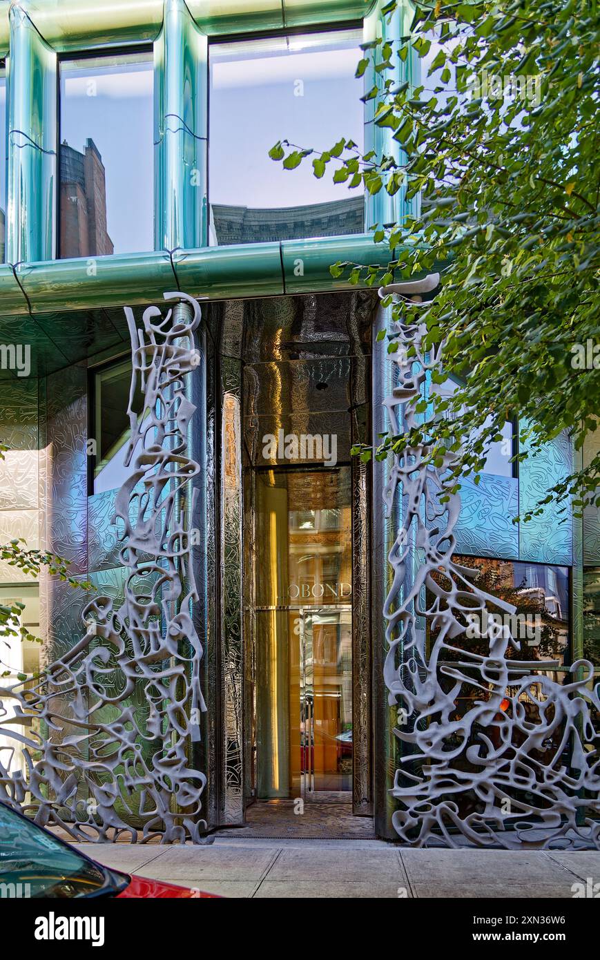 40 Bond Street, un moderno condominio incorporato nel NoHo Historic District Extension. Una scultura in alluminio scherma la facciata in vetro blu-verde. Foto Stock