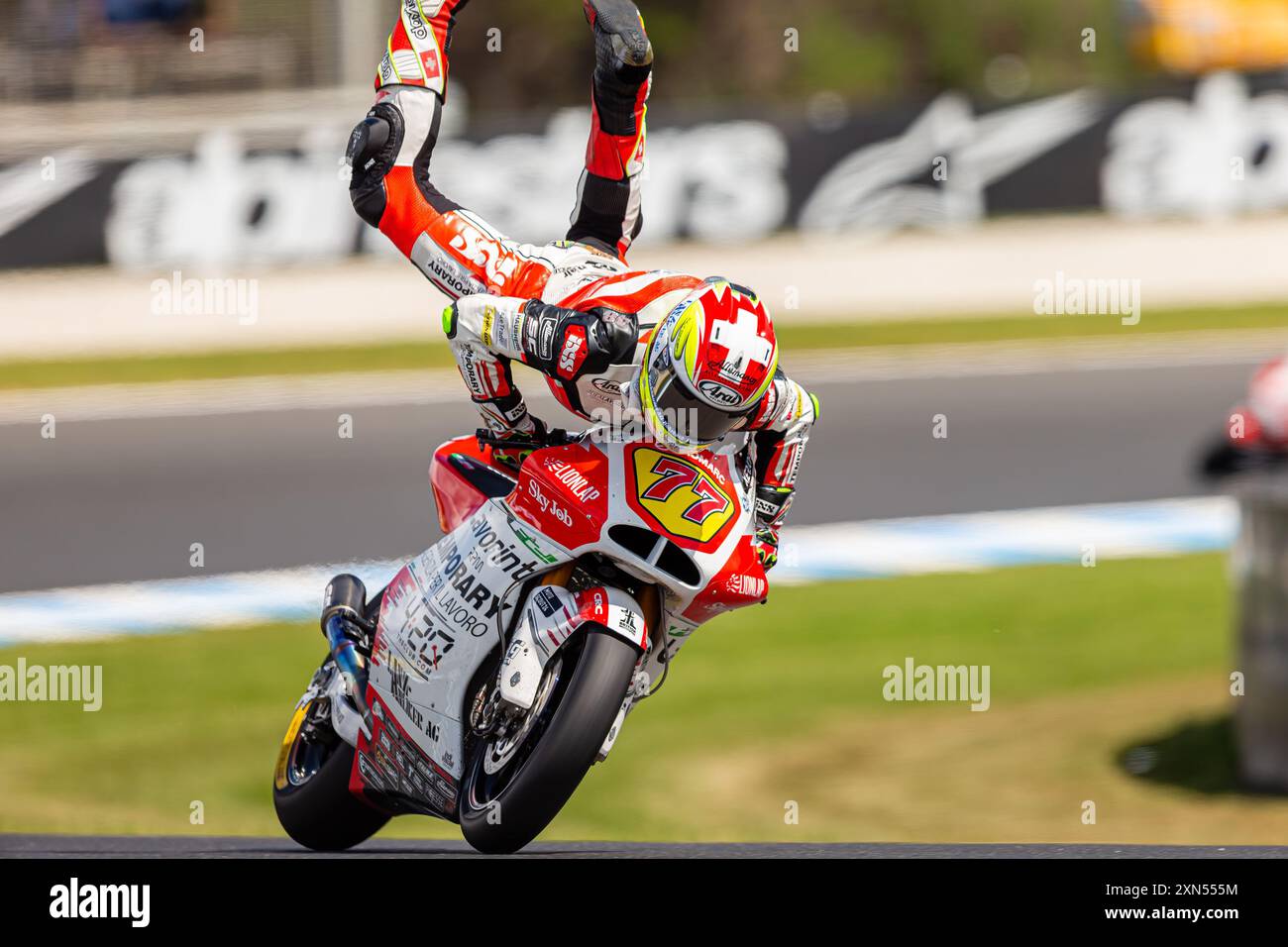 Circuito australiano di Phillip Island. 26 ottobre, 2019. Dominique Aegerter (77) a cavallo per il Forward Racing Team (CHE) mantiene durante le prove libere 4 al Promac Generac Australian MotoGP. Credito: Dave Hewison/Alamy Live News Foto Stock