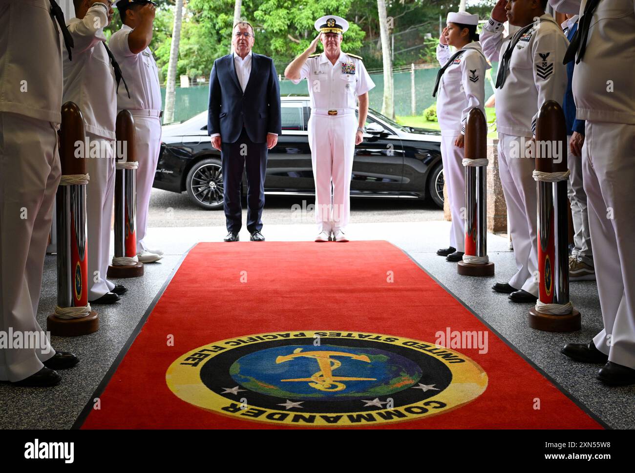 Honolulu, Stati Uniti. 30 luglio 2024. Il ministro della difesa Boris Pistorius (l, SPD) è accolto con onori militari dall'ammiraglio Samuel Paparo (r), comandante della flotta del Pacifico, presso lo USS Arizona Memorial a Pearl Harbor. Tra le altre cose, il politico SPD sta visitando l'esercitazione militare Rim of the Pacific guidata dagli Stati Uniti (RIMPAC, 26.06. Al 02.08.2024) alle Hawaii. Credito: Soeren Stache/dpa/Alamy Live News Foto Stock