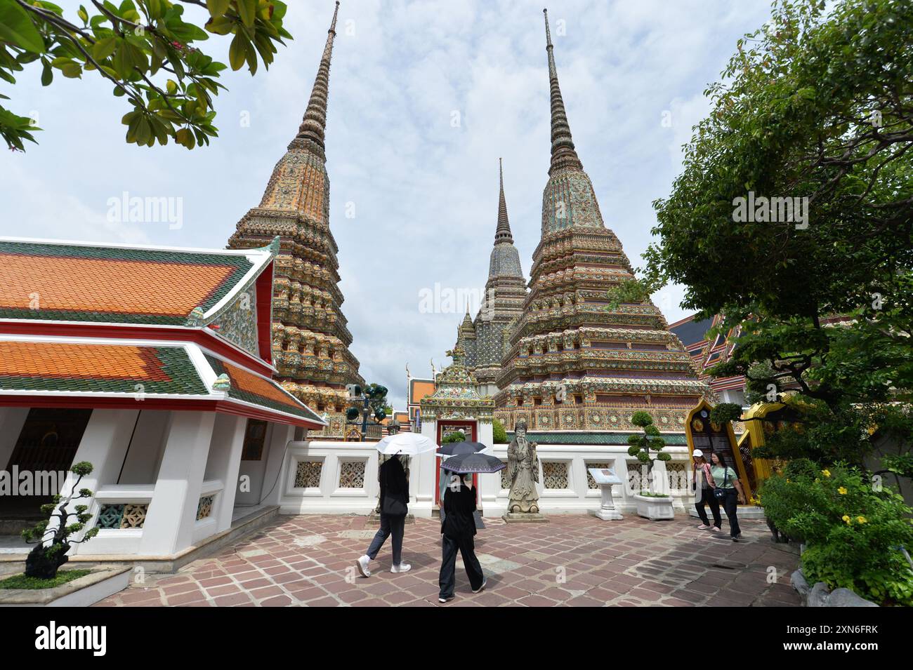 Bangkok, Thailandia. 30 luglio 2024. I turisti visitano il tempio Wat Pho a Bangkok, Thailandia, 30 luglio 2024. Il tempio Wat Pho è uno dei più magnifici complessi di templi buddisti di Bangkok. Crediti: Rachen Sageamsak/Xinhua/Alamy Live News Foto Stock