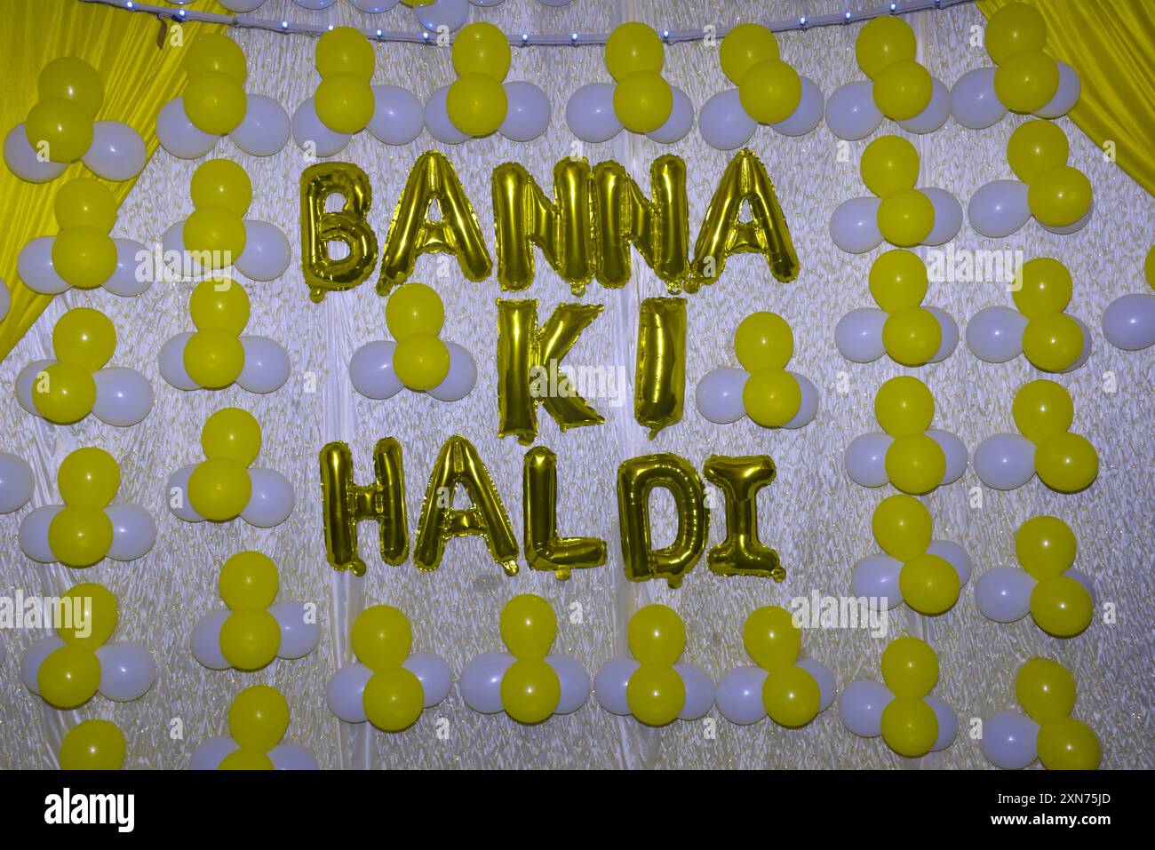 Decorazione di nozze indiana con haldi (che significa curcuma). Uso di bollature bianche e gialle, testo scritto con polietilene brillante. concetto di matrimonio. Foto Stock