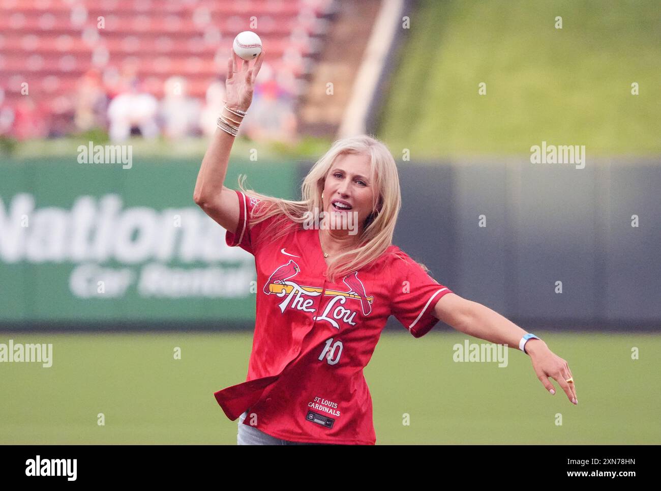St. Louis, Stati Uniti. 30 luglio 2024. L'autrice più venduta del New York Times Emily Giffin lancia un primo lancio cerimoniale davanti ai Texas Rangers - partita di baseball dei St. Louis Cardinals al Busch Stadium di St. Louis martedì 30 luglio 2024. Foto di Bill Greenblatt/UPI credito: UPI/Alamy Live News Foto Stock