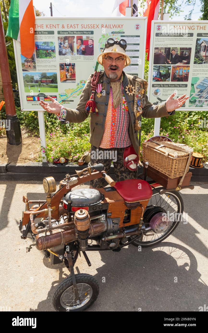 Inghilterra, Kent, Tenterden, Kent e East Sussex Railway, Tenterden Station, Steam Punk Weekend, colorato partecipante al festival con tre ruote d'epoca Foto Stock