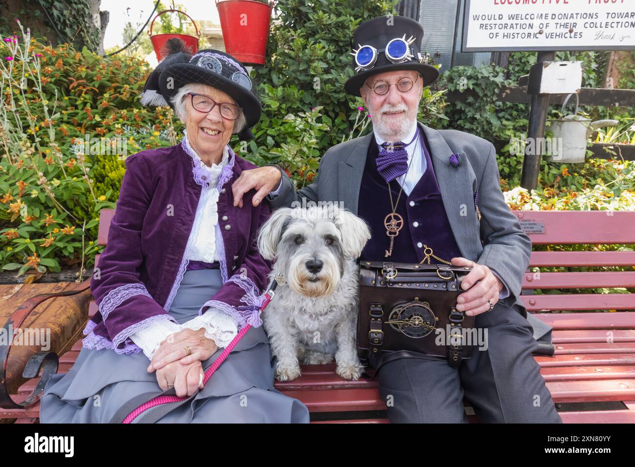 England, Kent, Tenterden, Kent and East Sussex Railway, Tenterden Station, Steam Punk Weekend, anziani partecipanti al festival vestiti con Steam Punk ATT Foto Stock