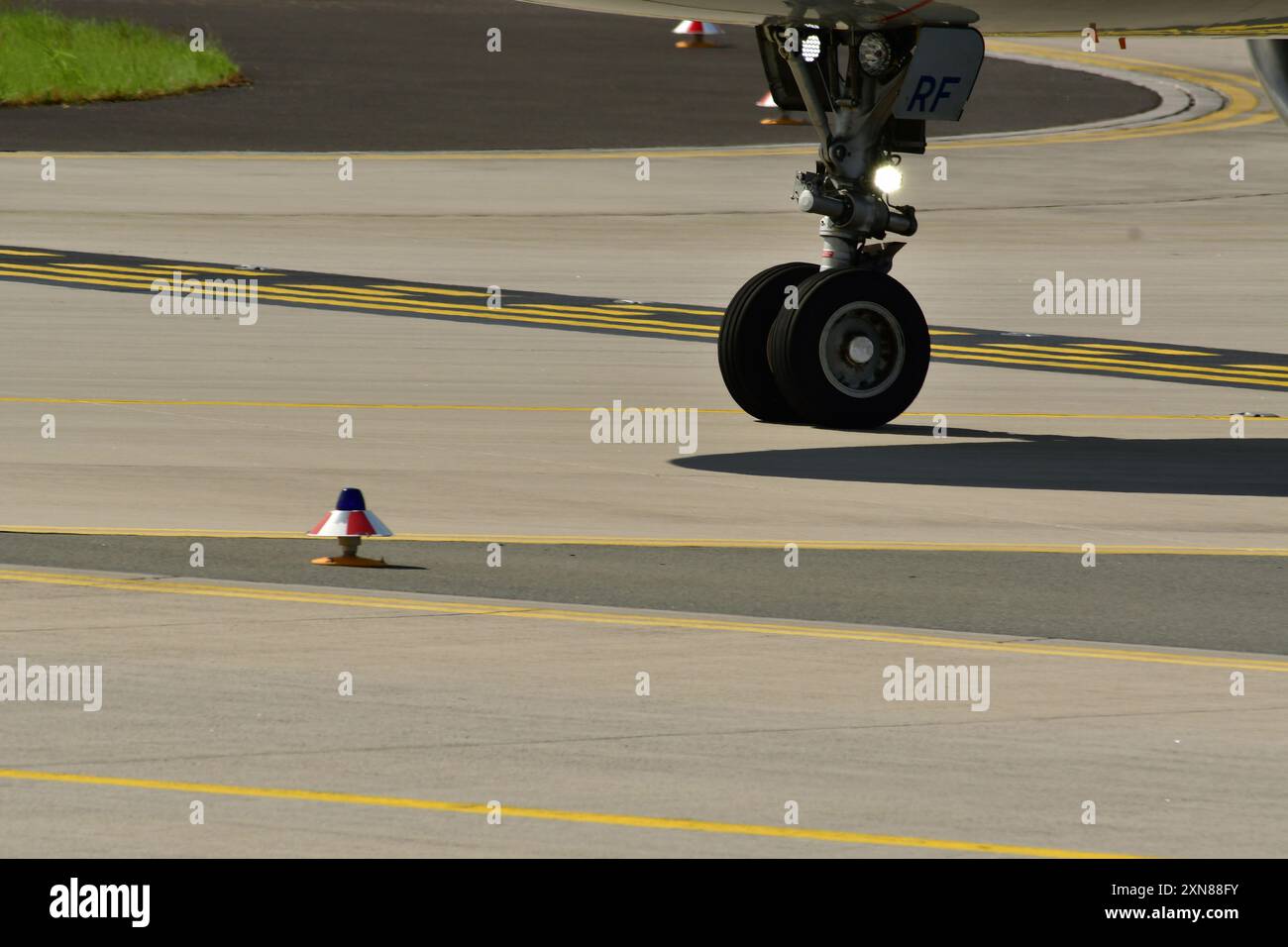 aereo landig gear nose front jet frankfurt Foto Stock