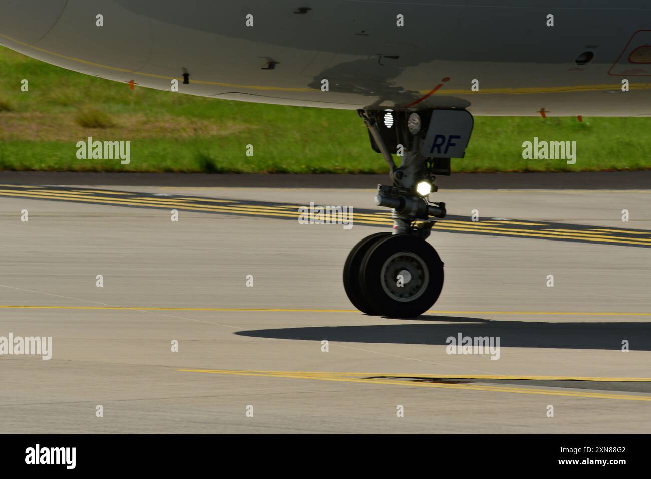 aereo landig gear nose front jet frankfurt Foto Stock