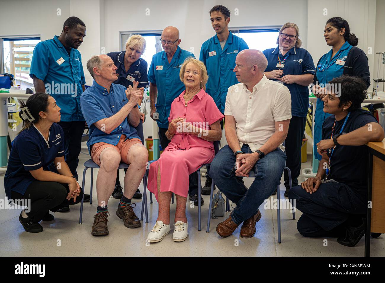 PA REAL LIFE: Donatori di sangue Martin Wilson, seduta a sinistra, e Martin Darwin, seduta a destra, con la loro ricevente Carolyn Frost, centro, e personale al Blood Donation Centre, Southmead, Bristol. Una nonna di sette anni di 75 ha incontrato due uomini il cui sangue è stato usato per salvarsi la vista per ringraziarli dopo una vita di dolore e disagio. Carolyn Frost, che vive con suo marito Thomas, 78 anni, ex contabile, vicino a Thornbury nel Gloucestershire, ha una grave sindrome dell'occhio secco che significa che non produce naturalmente abbastanza lacrime per mantenere gli occhi umidi, influenzando la sua capacità di vedere Foto Stock