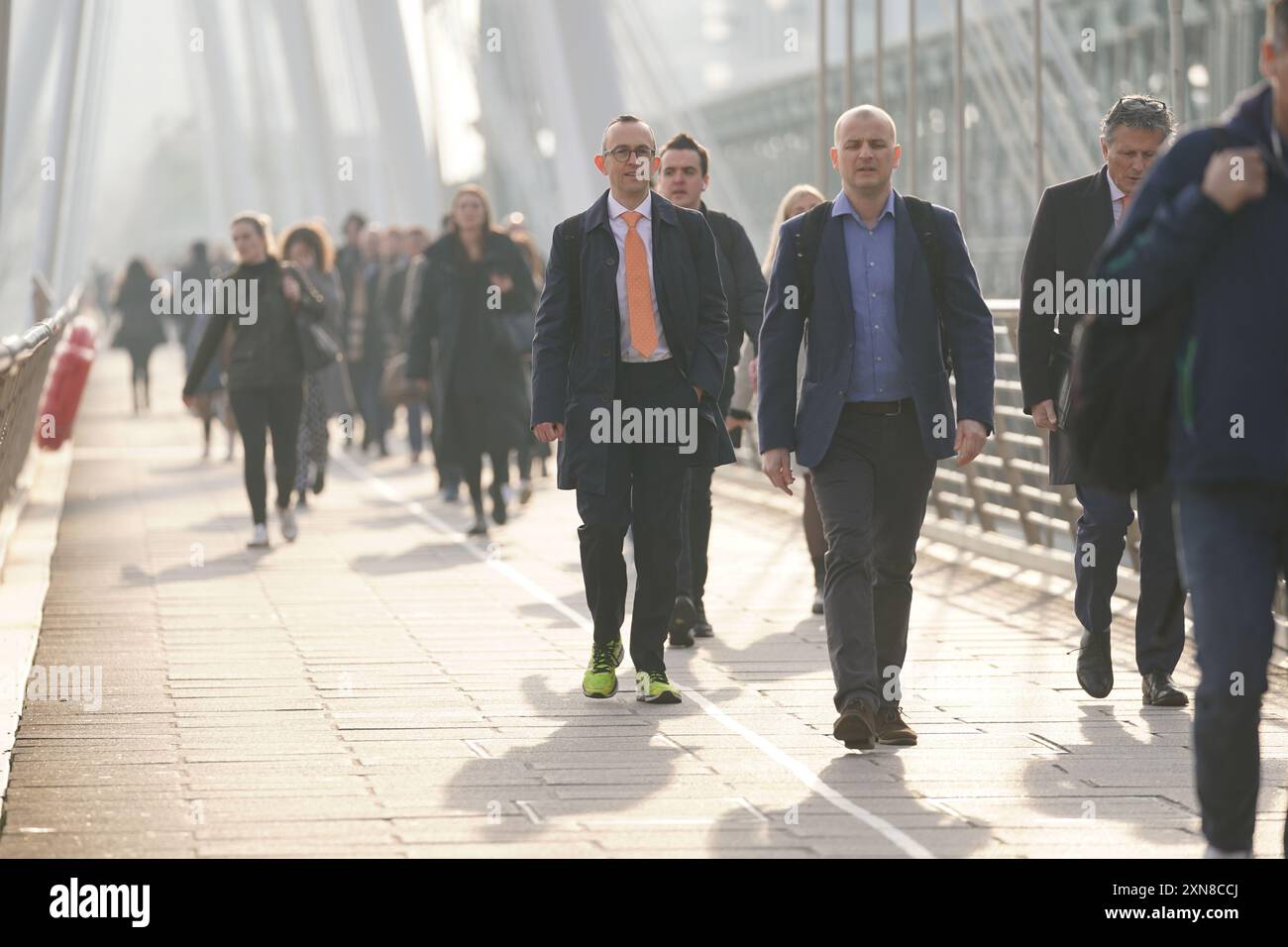 Foto del file datata 03/03/22 dei pendolari che attraversano il Golden Jubilee Bridge di Londra. Secondo una nuova ricerca, il Regno Unito rischia di dover lottare per i lavoratori altamente qualificati in settori come la tecnologia e le banche. È tra i primi cinque paesi ad affrontare una carenza prevalente di talenti, ha affermato la società di reclutamento Hays in un rapporto. Data di pubblicazione: Mercoledì 31 luglio 2024. Foto Stock
