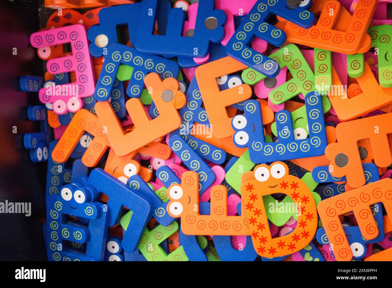 Alfabeto colorato lettera le icone in magazzino in vista Foto Stock