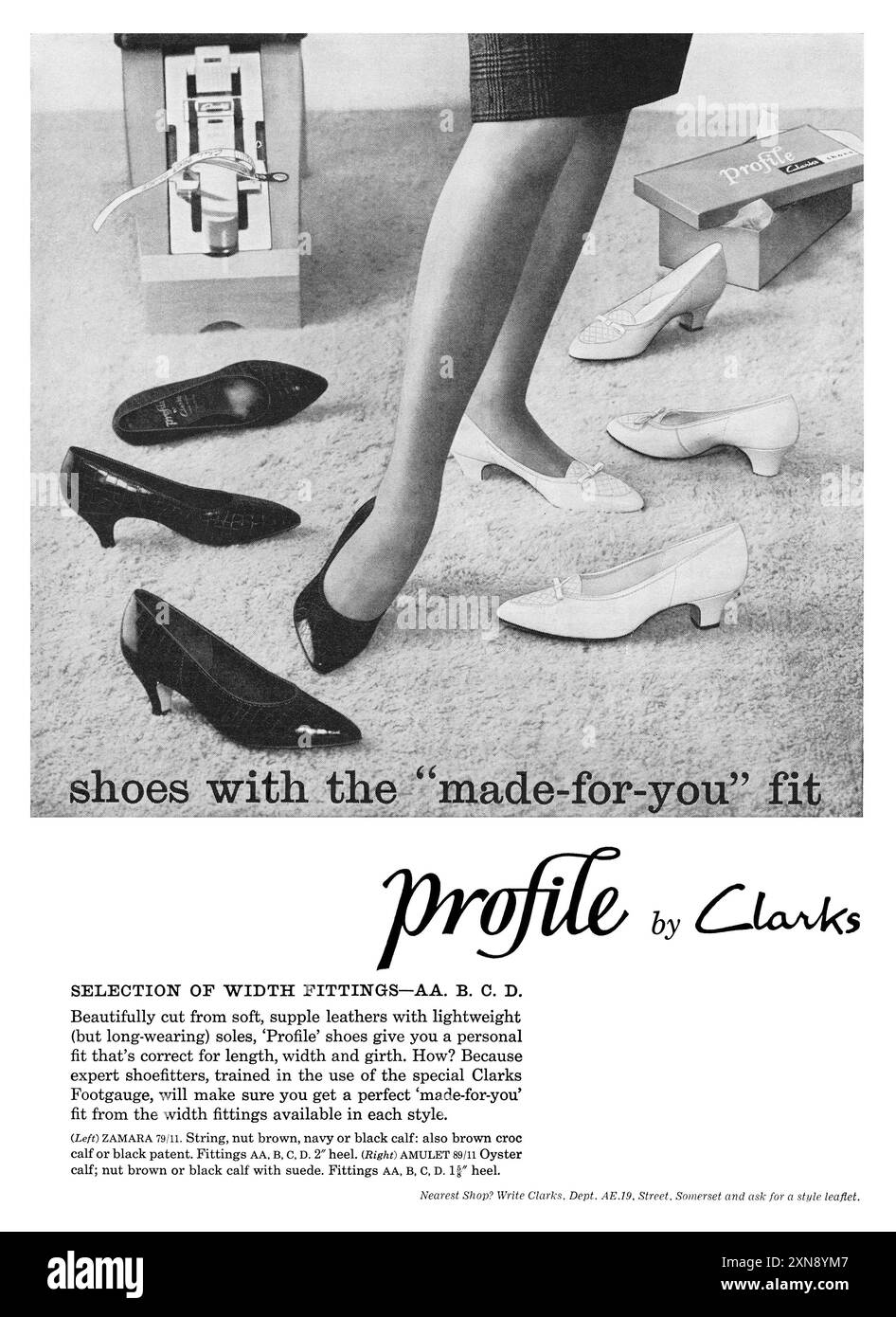 1964 pubblicità di moda britannica per le scarpe Clarks Profile. Foto Stock