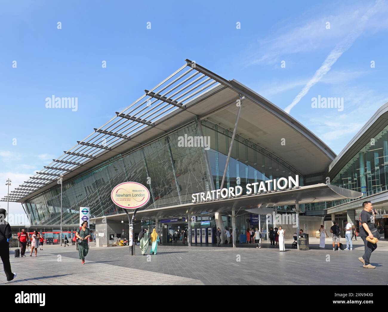 Stazione di Stratford nella zona est di Londra, Regno Unito. Un importante interscambio tra cui metropolitana, Overground, Elizabeth Line, DLR e la linea principale Greater Anglia. Foto Stock