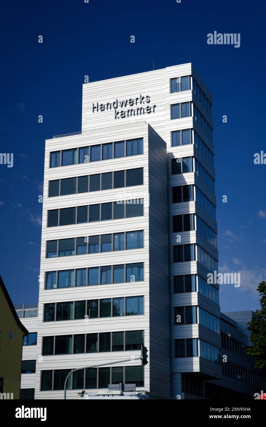 Colonia, Germania luglio 30 2024: Edificio scintillante d'argento della camera di artigianato "Handwerkskammer" colonia sulle rive del reno contro un blu profondo Foto Stock