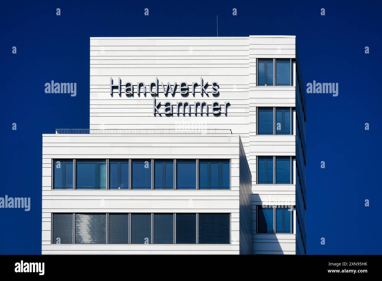 Colonia, Germania luglio 30 2024: Edificio scintillante d'argento della camera di artigianato "Handwerkskammer" colonia sulle rive del reno contro un blu profondo Foto Stock