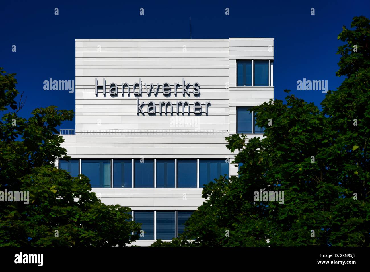 Colonia, Germania luglio 30 2024: Edificio scintillante d'argento della camera di artigianato "Handwerkskammer" colonia sulle rive del reno contro un blu profondo Foto Stock