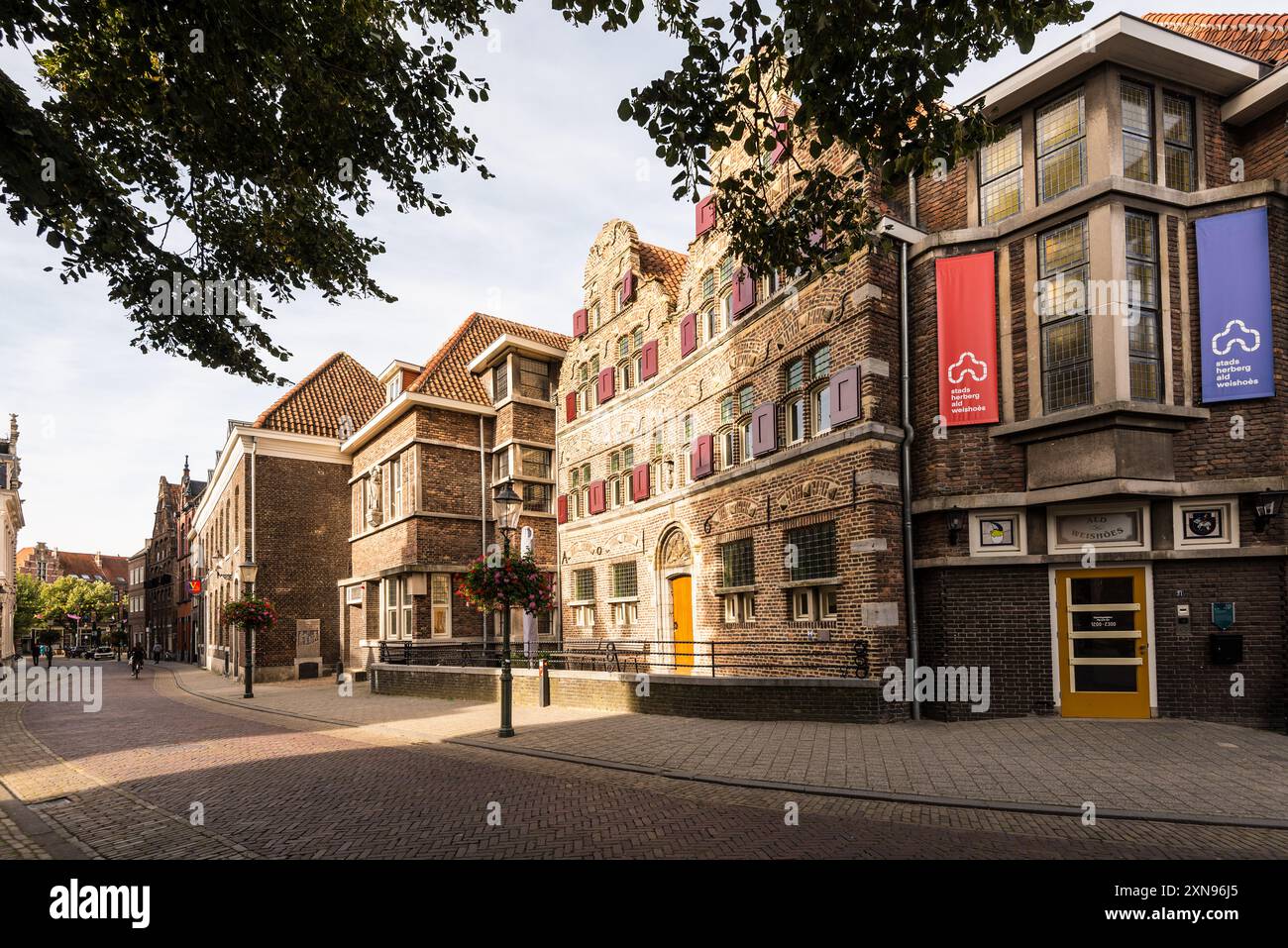 Venlo, Paesi Bassi - 25 settembre 2023: Vista sulla strada della città vecchia di Venlo con pedoni, caffè e negozi nella città olandese di Venlo, provincia di Limbu Foto Stock