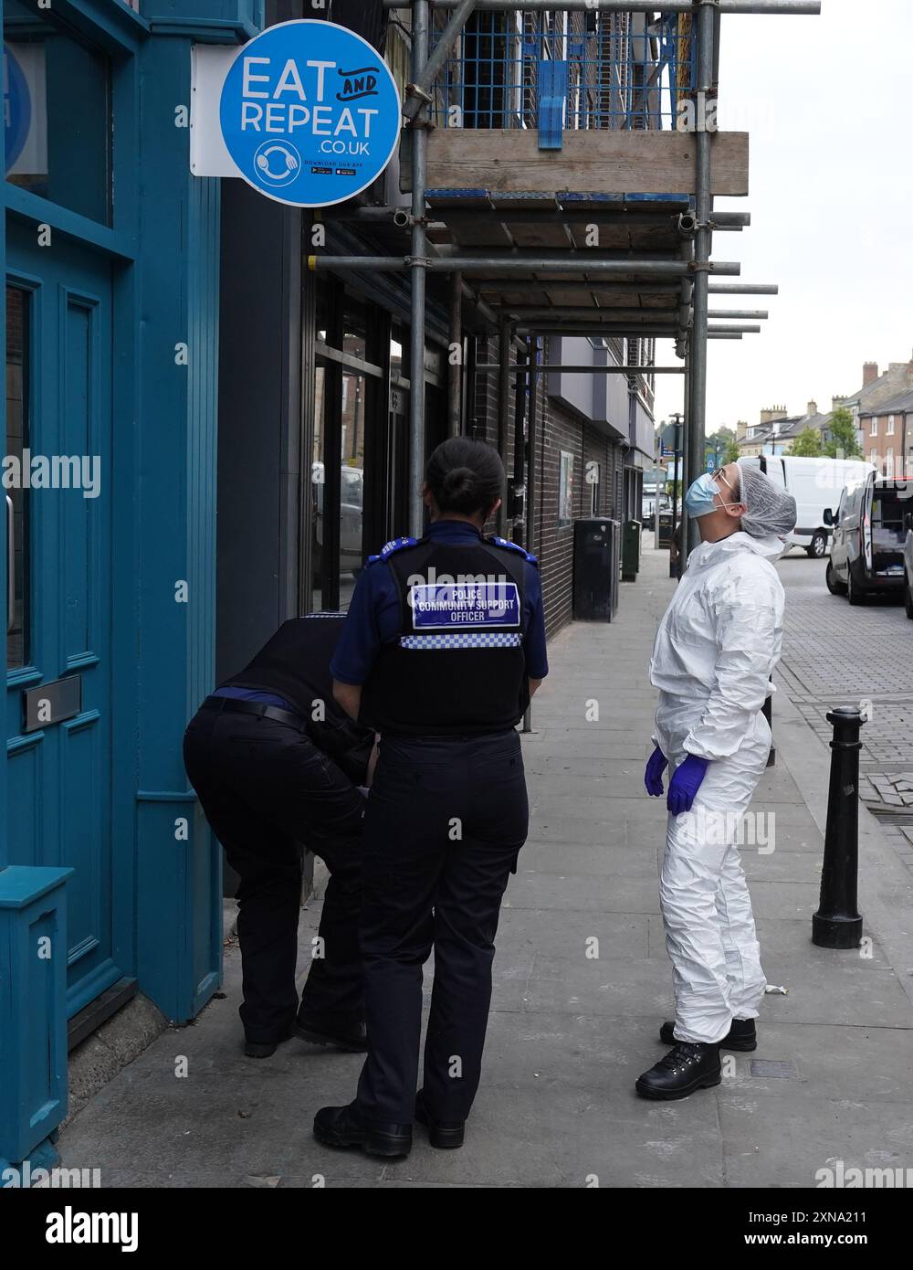 Gli investigatori forensi della polizia entrano in un edificio in disuso a Fore Bondgate, Bishop Auckland, nella contea di Durham, dopo che uno scheletro di un bambino è stato trovato sotto le tavole da pavimento da appaltatori che lavorano alla ristrutturazione di una proprietà. Data foto: Mercoledì 31 luglio 2024. Foto Stock