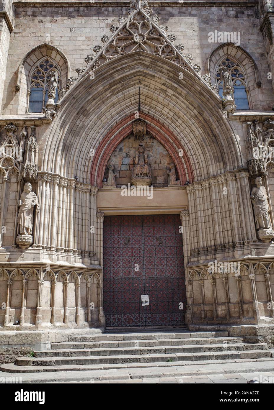 Barcellona, Spagna - 29 luglio 2024: Ingresso alla cattedrale di Santa Maria del Mar nel quartiere gotico di Barcellona Foto Stock