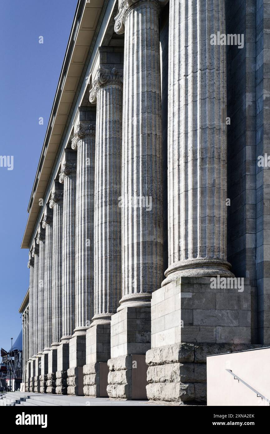 I dieci pilastri monumentali sulla strada di fronte all'ex edificio della direzione ferroviaria di colonia, ora sede dell'aviazione europea Foto Stock