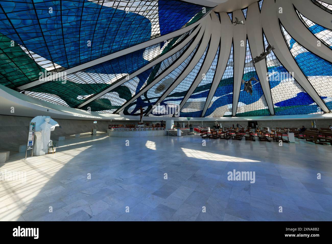 Interno della cattedrale romana di Brasilia o della cattedrale metropolitana di nostra Signora di Aparecida, progettata da Oscar Niemeyer, sito Patrimonio dell'Umanità, Brasilia, Foto Stock