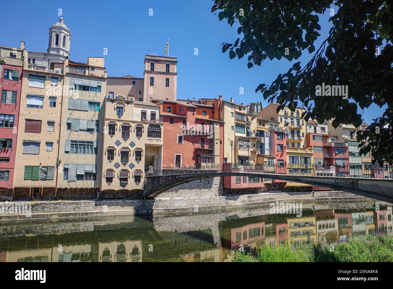 Girona, Spagna - 23 luglio 2024: Case colorate sul fiume Onyar, Girona, Catalogna Foto Stock