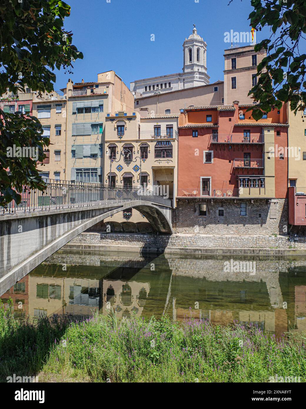 Girona, Spagna - 23 luglio 2024: Case colorate sul fiume Onyar, Girona, Catalogna Foto Stock