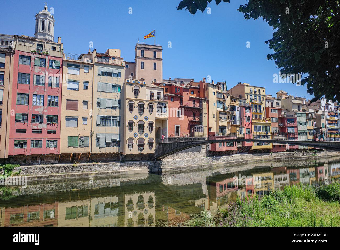 Girona, Spagna - 23 luglio 2024: Case colorate sul fiume Onyar, Girona, Catalogna Foto Stock