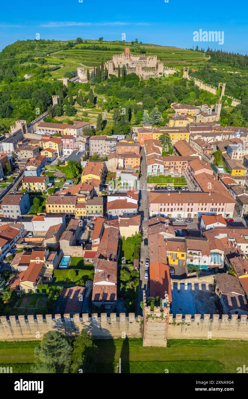 Vista aerea del castello Scaligero di Soave in estate. Quartiere di Verona, Veneto, Italia, Europa. Foto Stock